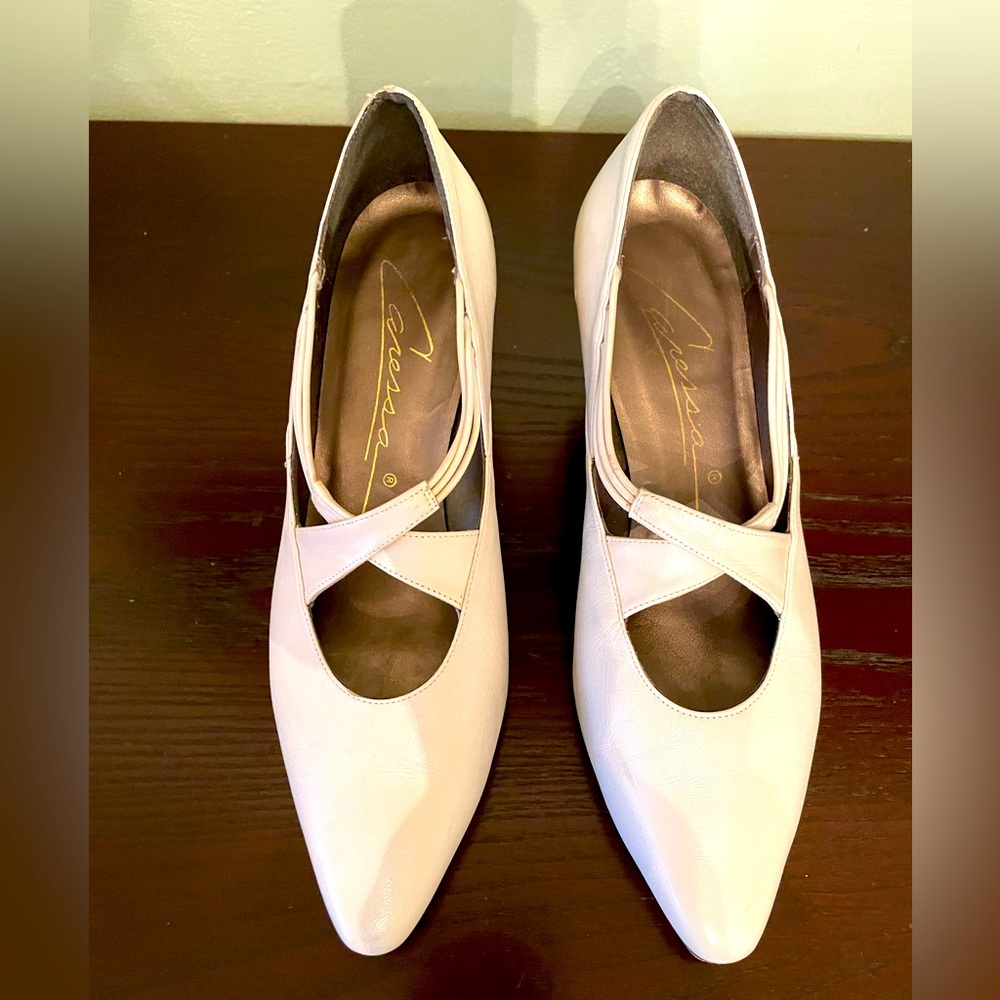 Carissa Leather Ivory kitten heel size 6 1/2